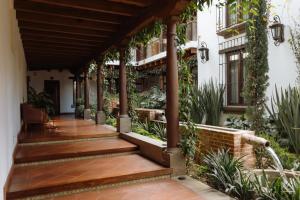 eine Veranda eines Hauses mit Holzterrasse in der Unterkunft Los Pasos Boutique Hotel & Spa in Antigua Guatemala