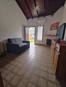 Una sala de estar con un sofá y un televisor de pantalla plana. en Casa en Villaguay, en Villaguay