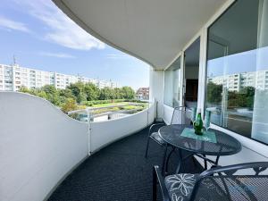 Un balcón con una mesa y sillas en un edificio. en Watt n Blick 220, en Döse