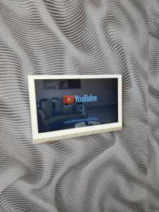 einen TV auf einem Bett in der Unterkunft La Villa Luxury Home Bihac in Bihać