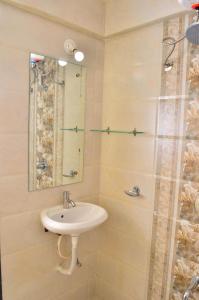 ein Badezimmer mit Waschbecken und Dusche in der Unterkunft Rk Stay 2bhk Balewadi Highstreet Fully Furnished Premium in Pune