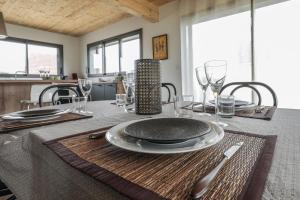 Fotografie z fotogalerie ubytování Cozy House Close to Les Salines Royales with Parking and WiFi v destinaci Arc-et-Senans + 2 fotografie