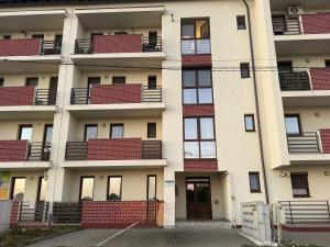 un edificio de apartamentos con balcones rojos. en RakanStudioApart, en Timisoara