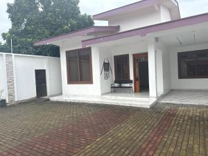 La Joya de los SachasCasa Criss的一座白色的房子，前面有一张长椅