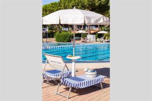 Piscina de la sau aproape de Isola Rossa · Villetta Isola Rossa con spiaggia&piscina +10 fotografii