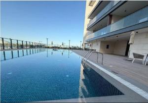 Bazén v ubytování Lusail Marina View nebo v jeho okolí