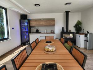 ein Esszimmer mit Tisch und Stühlen und eine Küche in der Unterkunft La Villa Luxury Home Bihac in Bihać