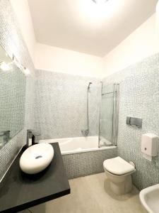 Un baño con inodoro, bañera y lavabo. en Kalma - Azuni Piazza Jenne, en Cagliari