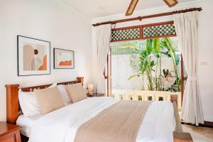 Un dormitorio con una cama y una ventana grande. en G Thai Pool Villa, en Pattaya South 59 fotos más
