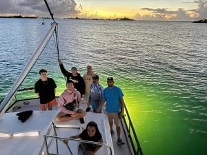 サンファンにあるCondado Apartment 3BR Walk to Beach Wi-Fiの水上のボートに乗った人々のグループ