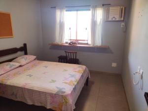 アングラ・ドス・レイスにあるVida Boaのベッドと窓のある小さな寝室