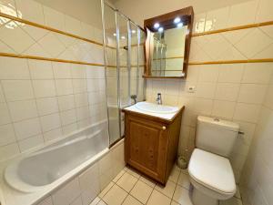 Koupelna v ubytování Bel appartement 4 pièces avec balcon, skis aux pieds, Le Bettex - FR-1-452-66