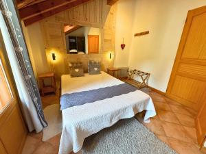 a bedroom with a large bed in a room at Chalet 5 pièces, 8 pers, au coeur de St Martin de Belleville, proche pistes et commodités - FR-1-452-65 in Saint-Martin-de-Belleville