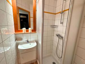 a small bathroom with a sink and a shower at Chalet 5 pièces, 8 pers, au coeur de St Martin de Belleville, proche pistes et commodités - FR-1-452-65 in Saint-Martin-de-Belleville