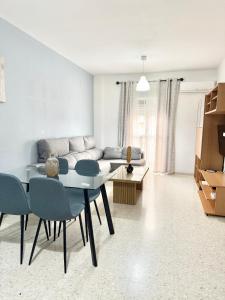 a living room with a table and a couch at Apartamento entero a 10 minutos en coche de Sevilla Centro in Camas