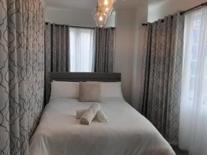 a bed with two stuffed animals on it in a bedroom at V3 Pr Rentals Walk To The Beach 7 Min in San Juan +51 photos