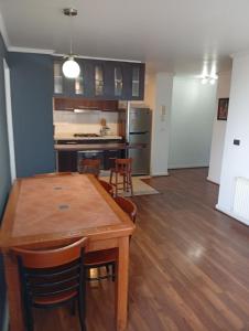 a kitchen and dining room with a table and chairs at Borde Costero in Valparaíso