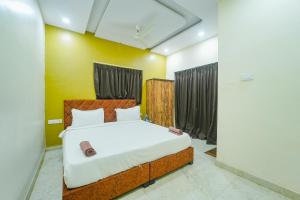 a bedroom with a bed in a room at Sukoon Ghar By Natures Sweet Homes in Mahabaleshwar