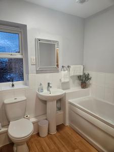 une salle de bain avec toilettes, lavabo et baignoire dans l'établissement Bargh Apartment - 2 bed 2 bath, modern comfort, à Balderton 6 autres photos