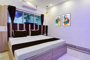 une chambre avec un grand lit dans une pièce dans l'établissement Hotel O Stay Inn, à Kolkata
