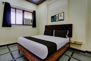 Postel nebo postele na pokoji v ubytování Hotel O Royal Inn