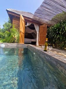 Bazén v ubytování Ti Kaz à Suzy près de la plage - Makiese Resort nebo v jeho okolí