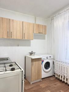 Η κουζίνα ή μικρή κουζίνα στο Посуточная аренда Школьная