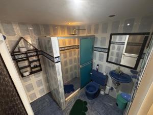 een kleine badkamer met een blauw toilet en een wastafel bij Finca vacacional la manuelita in Girardot +10 foto's