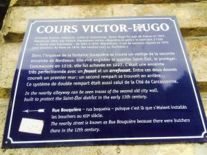 a sign on the side of a building at appartement centre historique in Bordeaux