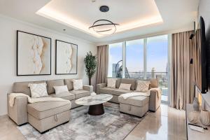 Una sala de estar con dos sofás y una mesa. en JBR Beach Front Apartment, en Dubái