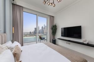 Un dormitorio con una cama grande y una ventana grande. en JBR Beach Front Apartment, en Dubái