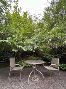 温哥华Magee House New Spacious Two Queen Close to UBC的两把椅子和一张桌子以及一张桌子和椅子