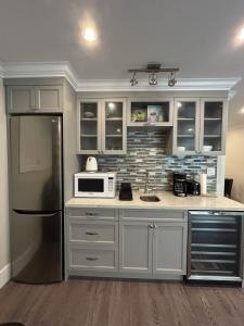 温哥华Magee House New Spacious Two Queen Close to UBC的配有冰箱和微波炉的厨房
