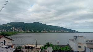 - une vue sur une grande étendue d'eau avec une montagne dans l'établissement Próximo das 42 Praias, à Florianópolis