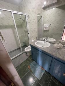 un bagno con lavandino, doccia e WC di Plateau- Sea View Apartment a Praia Altre 12 foto