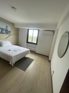 una camera da letto con un letto bianco e una finestra di Plateau- Sea View Apartment a Praia