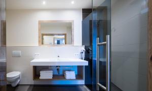 uma casa de banho com um lavatório e um chuveiro em Luxapart em Ladis