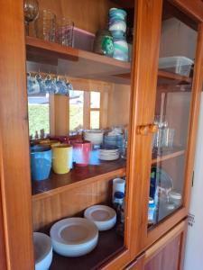 Un armario lleno de cuencos, platos y fuentes. en Los Panguis, en Villa La Angostura 33 fotos más