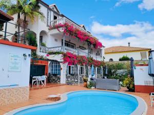 een hotel met een zwembad voor een gebouw bij Apartments Vista Oceano in Funchal