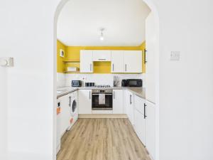 Köök või kööginurk majutusasutuses NEW Cornfields Property by Signature Stays