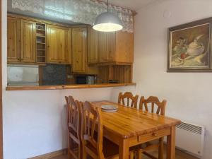 Η κουζίνα ή μικρή κουζίνα στο Apartamento con terraza y jardín Besiberri 1 +12 φωτογραφίες