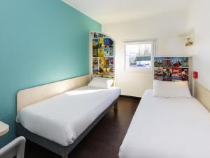 シャンプニエにあるHôtelF1 Angoulêmeのベッドが2つと窓のある部屋 +58枚の写真