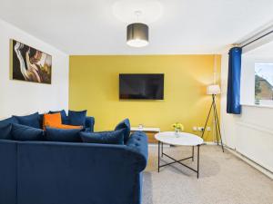 Televiisor ja/või meelelahutuskeskus majutusasutuses NEW Cornfields Property by Signature Stays