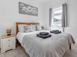 una camera da letto con un letto con due asciugamani sopra di 2 Bed in Portreath 88826 a Camborne