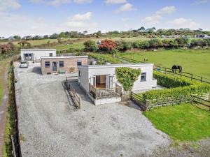 una casa bianca con un cavallo in un campo di 2 Bed in Portreath 88826 a Camborne Altre 10 foto