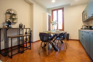 Una cocina con una mesa y sillas en una habitación. en Casa Bauta, en Venecia