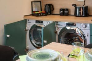 a laundry room with two washing machines and a counter at Casa Bauta in Venice