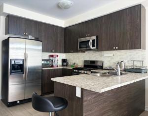 Kuchyň nebo kuchyňský kout v ubytování Central & Cozy 2BR Townhome with Free Parking, WiFi, Full Kitchen, Laundry, Steps to Strip Plaza & 5 Min Drive to Innisfil Beach Park! Perfect for Work Trips, Family Travel & Couples!