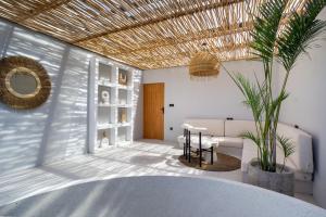 een kamer met een tafel, stoelen en een spiegel bij Rahya Villas Complex in Uluwatu +105 foto's