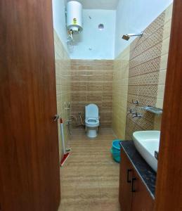 The Vindhya Stay - Your Countryside Escape的带马桶和水槽的浴室